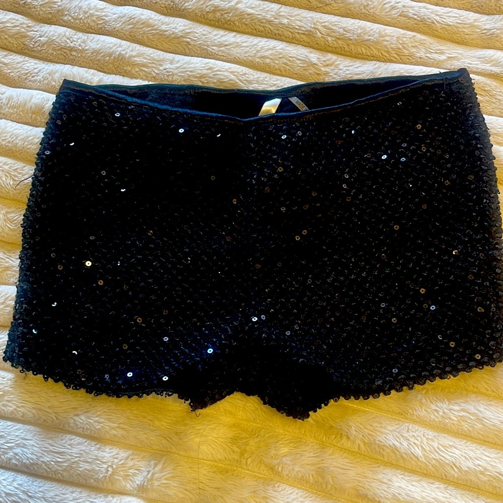 Small short - Picture 2 of 3